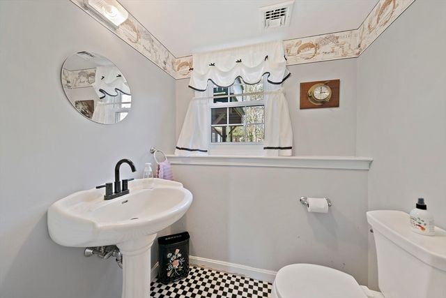 52 Montgomery Dr, Plymouth, MA 02360