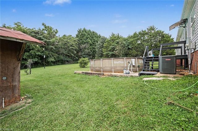 1060 Knobview Lane, Pilot Mountain, NC 27041