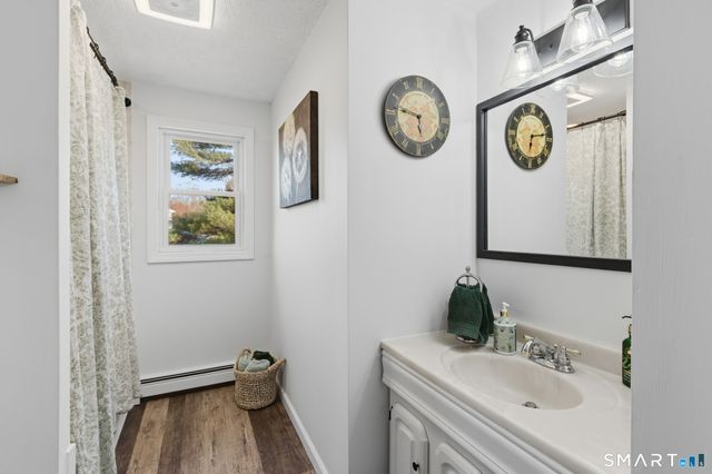 92 Laurel Lane, Simsbury, CT 06070
