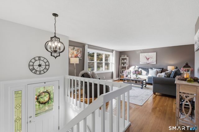 92 Laurel Lane, Simsbury, CT 06070