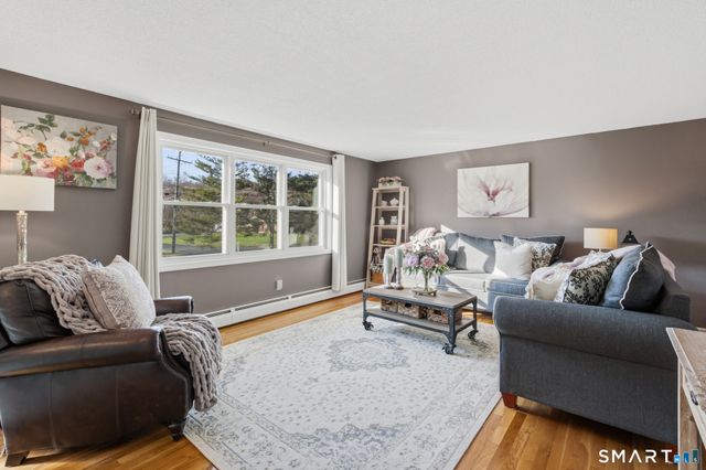 92 Laurel Lane, Simsbury, CT 06070