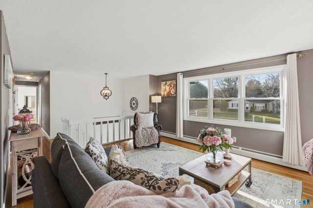 92 Laurel Lane, Simsbury, CT 06070