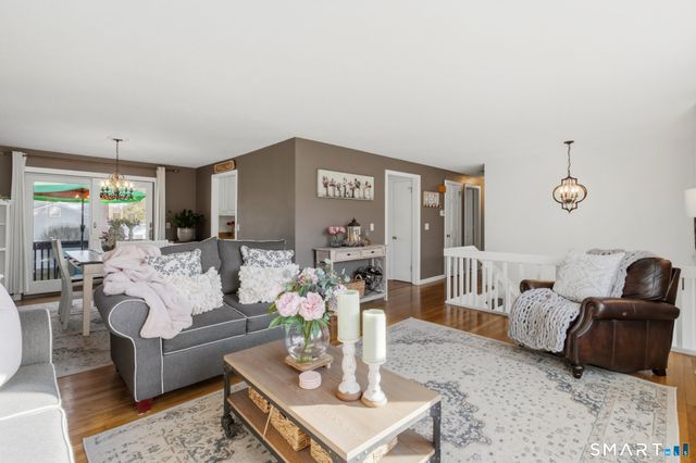 92 Laurel Lane, Simsbury, CT 06070