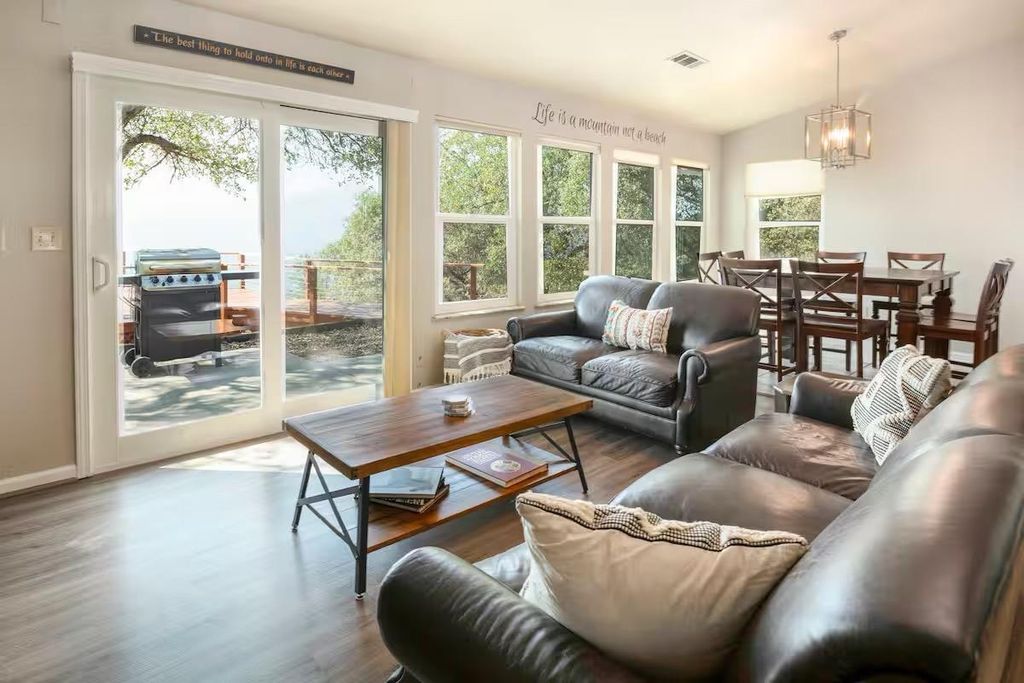 Image 2 of property listing at 50616 Woodside Lane, Oakhurst, CA 93644