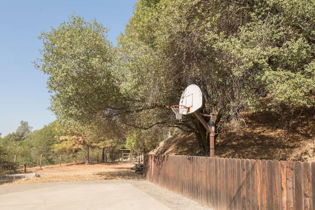 Image 26 of property listing at 50616 Woodside Lane, Oakhurst, CA 93644