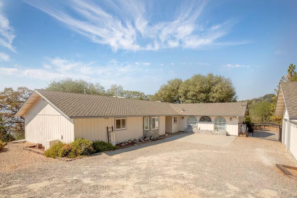 Image 27 of property listing at 50616 Woodside Lane, Oakhurst, CA 93644
