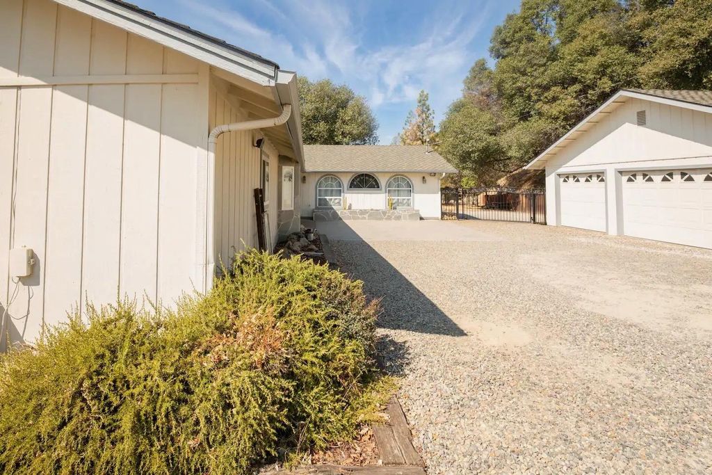 Image 28 of property listing at 50616 Woodside Lane, Oakhurst, CA 93644