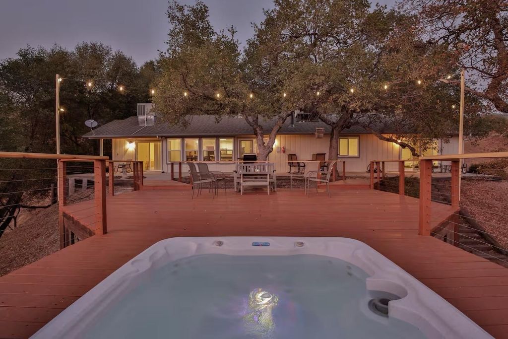 Image 32 of property listing at 50616 Woodside Lane, Oakhurst, CA 93644