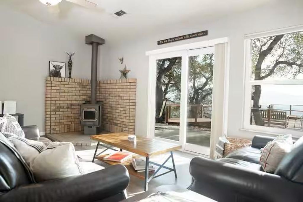 Image 4 of property listing at 50616 Woodside Lane, Oakhurst, CA 93644