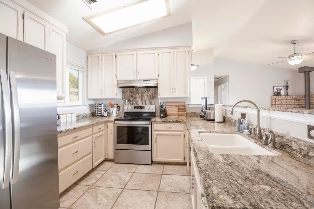 Image 5 of property listing at 50616 Woodside Lane, Oakhurst, CA 93644
