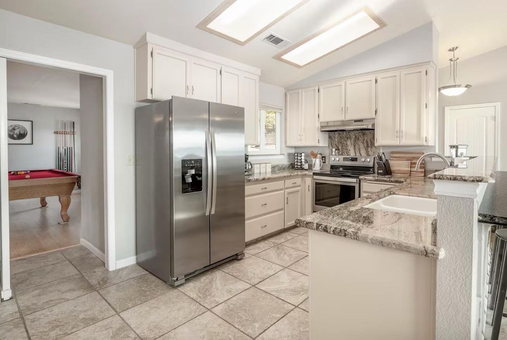 Image 6 of property listing at 50616 Woodside Lane, Oakhurst, CA 93644