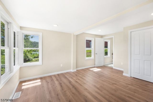 72 Koclas Dr, Netcong Boro, NJ 07857