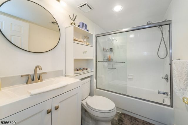 19 Crystal Ln 19, Paterson City, NJ 07501