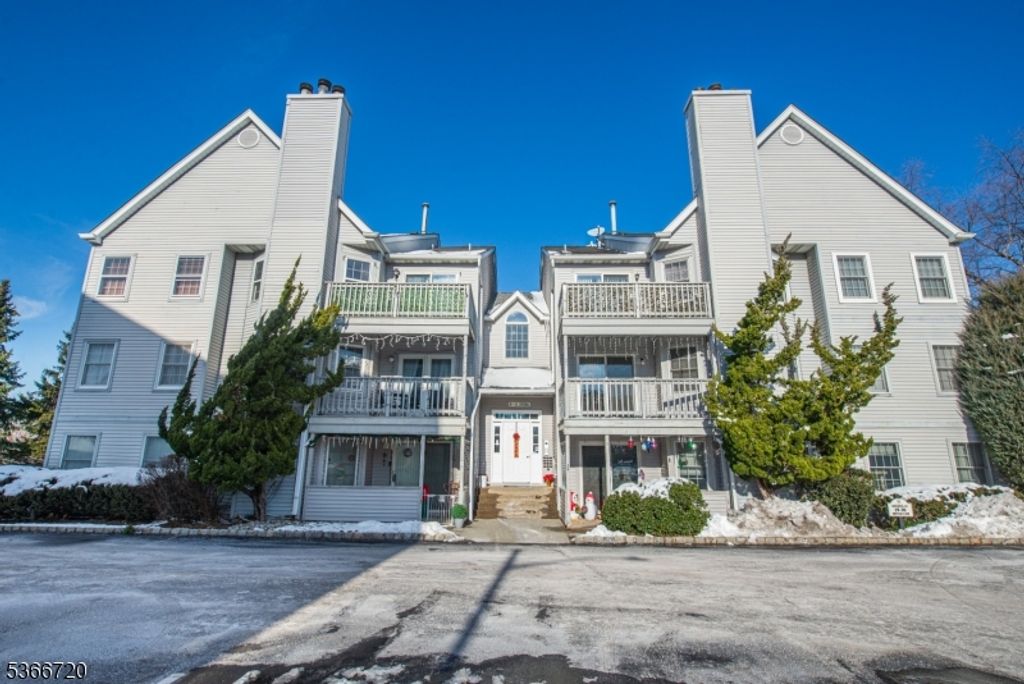 19 Crystal Ln 19, Paterson City, NJ 07501