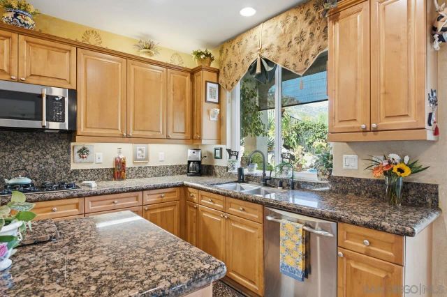 3320 Wild Oak Ln, Escondido, CA 92027