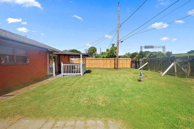 111 Grantham Road, Baytown, TX 77521