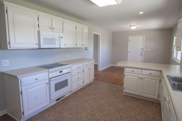 2207 BUSHNELL DR, Columbia, MO 65201