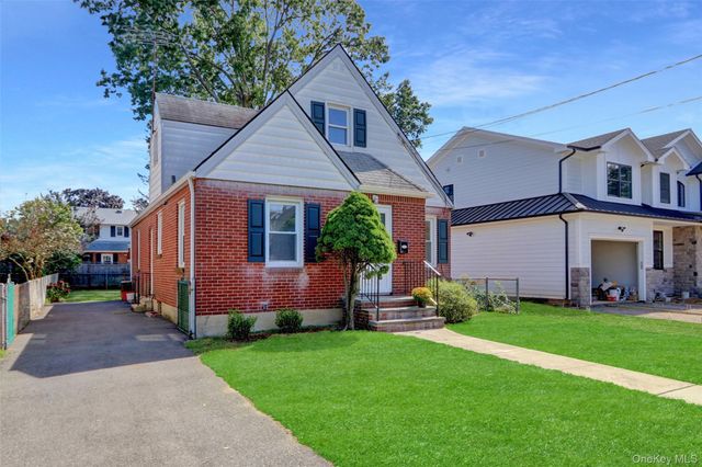 322 S Harvard Road S, Garden City South, NY 11530