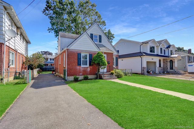 322 S Harvard Road S, Garden City South, NY 11530