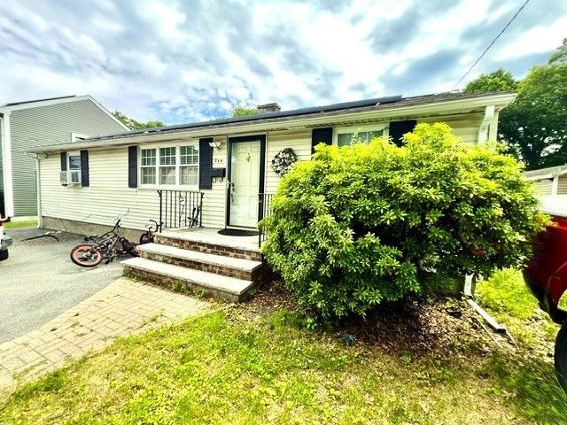 289 Burnham Rd, Lowell, MA 01852