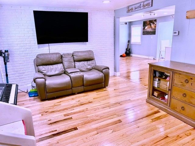 289 Burnham Rd, Lowell, MA 01852
