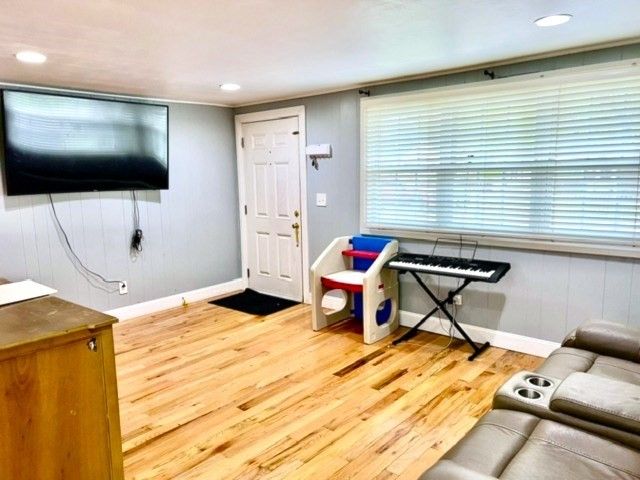 289 Burnham Rd, Lowell, MA 01852