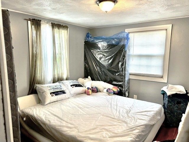 289 Burnham Rd, Lowell, MA 01852