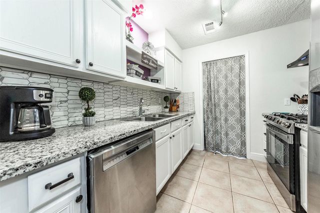 405 Avondale Lane, Friendswood, TX 77546