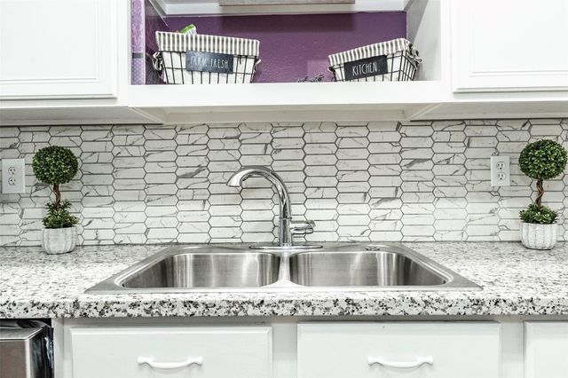 405 Avondale Lane, Friendswood, TX 77546