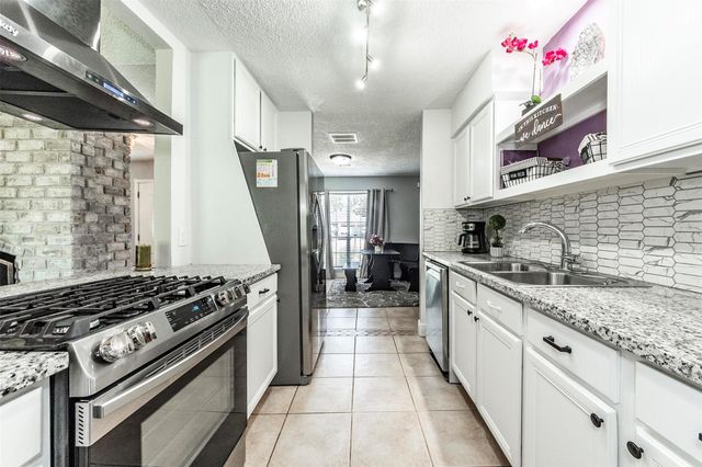 405 Avondale Lane, Friendswood, TX 77546