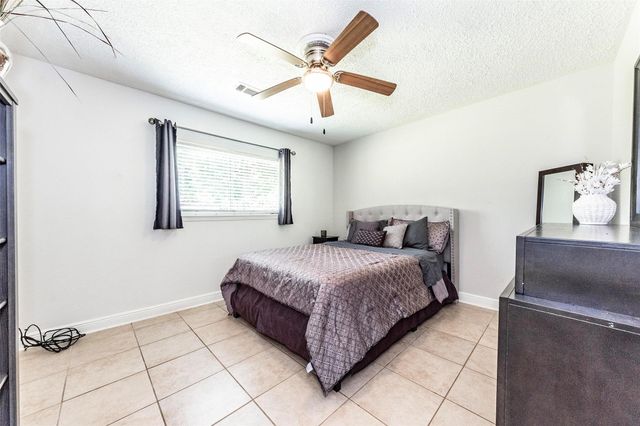 405 Avondale Lane, Friendswood, TX 77546