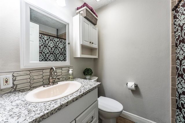 405 Avondale Lane, Friendswood, TX 77546