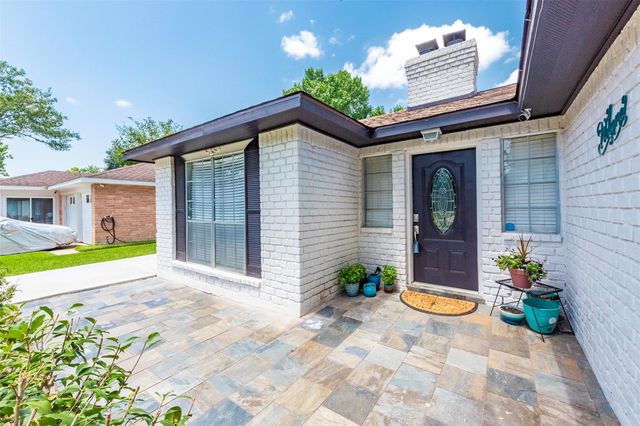 405 Avondale Lane, Friendswood, TX 77546