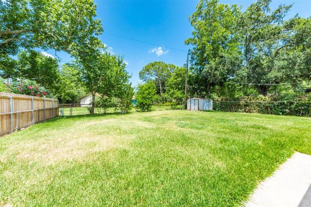 405 Avondale Lane, Friendswood, TX 77546