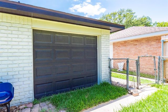 405 Avondale Lane, Friendswood, TX 77546
