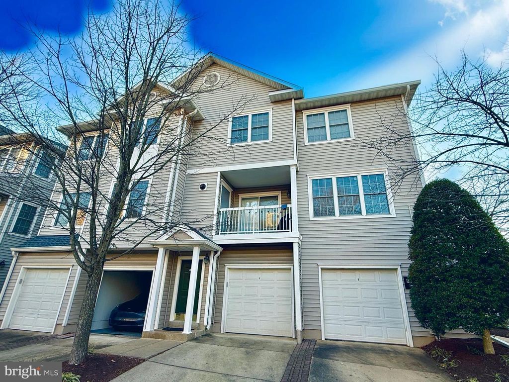 12901 FAIR BRIAR LN, Fairfax, VA 22033