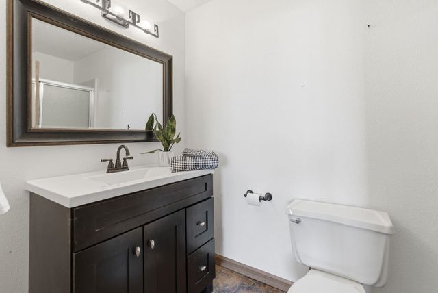 4340 N Eagle Lake Ct, Bel Aire, KS 67220