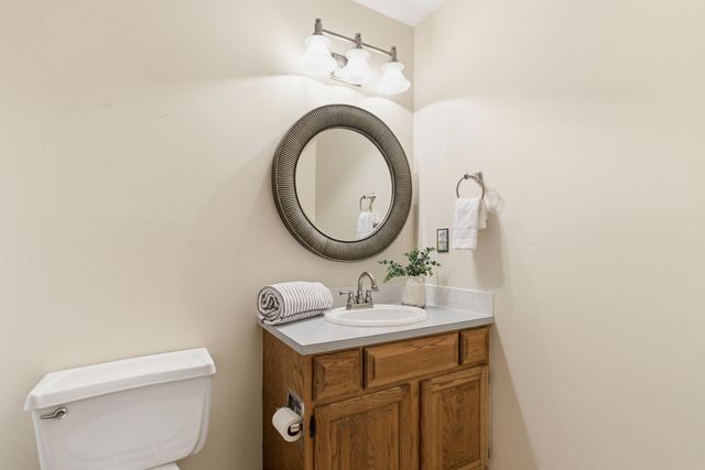 4340 N Eagle Lake Ct, Bel Aire, KS 67220