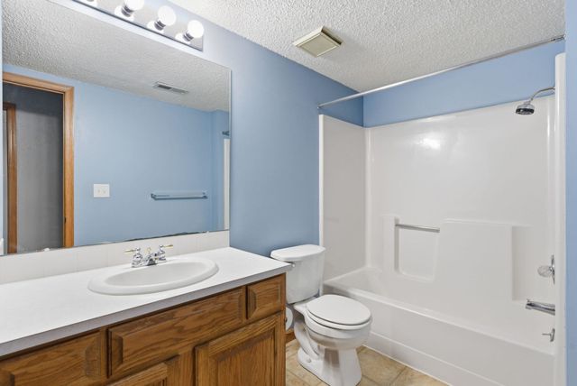 4340 N Eagle Lake Ct, Bel Aire, KS 67220