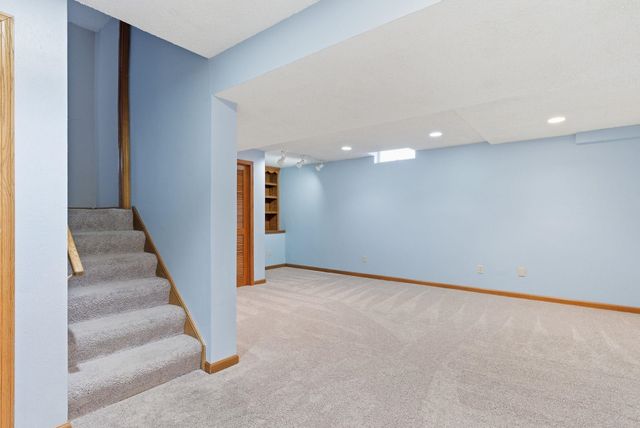 4340 N Eagle Lake Ct, Bel Aire, KS 67220