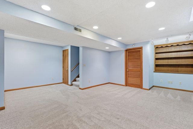 4340 N Eagle Lake Ct, Bel Aire, KS 67220