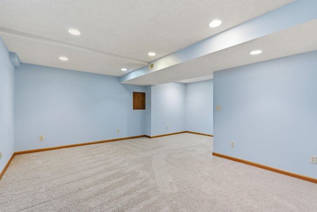 4340 N Eagle Lake Ct, Bel Aire, KS 67220