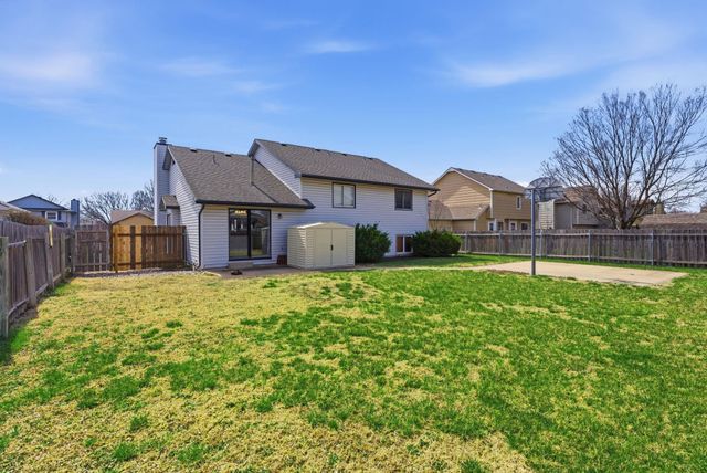 4340 N Eagle Lake Ct, Bel Aire, KS 67220