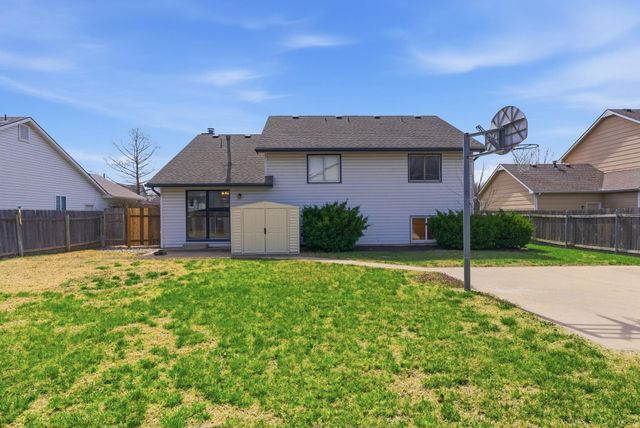 4340 N Eagle Lake Ct, Bel Aire, KS 67220