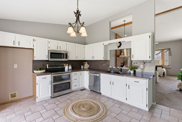 4340 N Eagle Lake Ct, Bel Aire, KS 67220