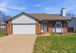 4340 N Eagle Lake Ct, Bel Aire, KS 67220