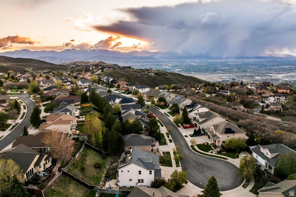 Image 2 of property listing at 1930 E ASPEN LEAF PL, Draper, UT 84020