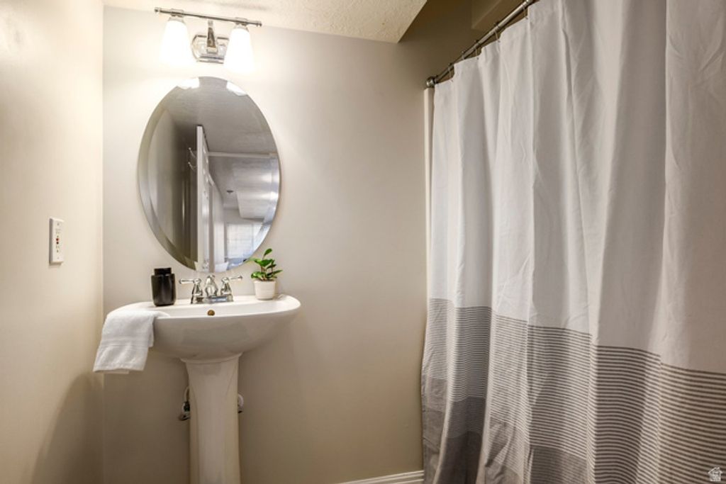 Image 37 of property listing at 1930 E ASPEN LEAF PL, Draper, UT 84020