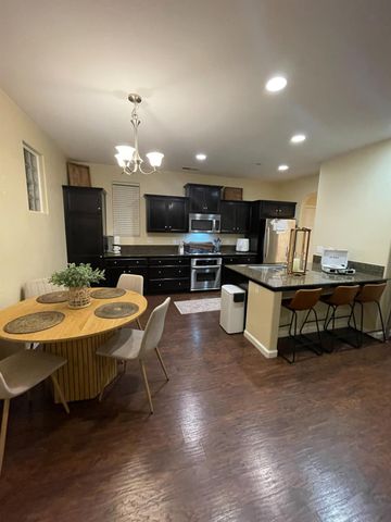 1523 N Strada Way, Clovis, CA 93619