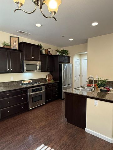 1523 N Strada Way, Clovis, CA 93619